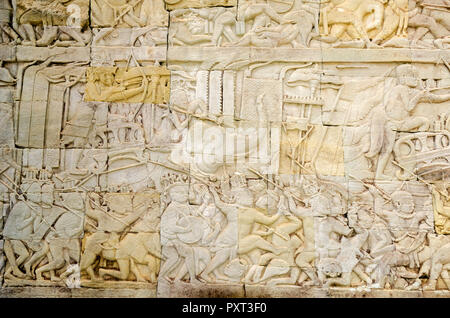 Un racconto di grande scala scena da una delle gallerie del tempio Bayon in Angkor Thom che mostra un esercito Khmer in marzo Foto Stock