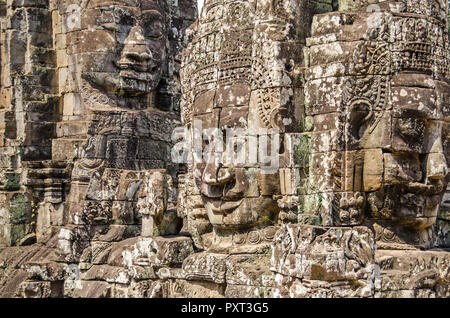 Famosa pietra sorridenti facce di Bayon, riccamente decorate Khmer e il solo stato Angkorian tempio di Angkor Thom in Cambogia Foto Stock