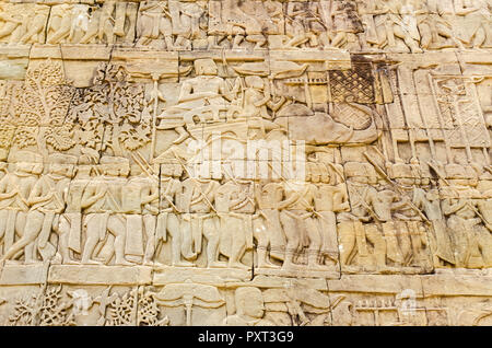 Un racconto di grande scala scena da una delle gallerie del tempio Bayon in Angkor Thom che mostra un esercito Khmer in marzo Foto Stock