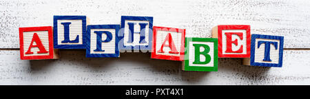 La parola -alfabeto- scritto con blocco di legno lettere Foto Stock