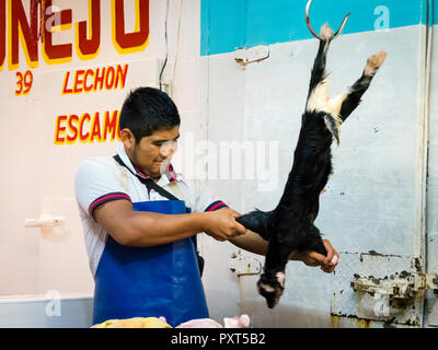 Ott 21 2018, Città del Messico: Butcher scuoiatura agnello in San Juan Market Foto Stock