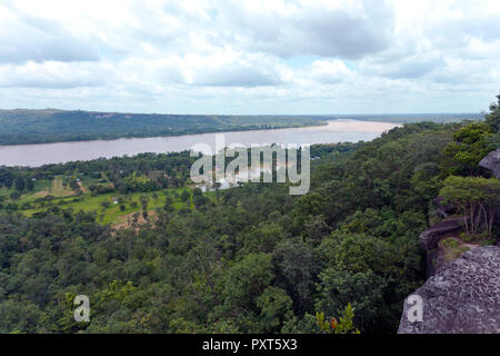 Valle del fiume Mekong al confine con la Cambogia, Ubon, Parco Nazionale di Pha Taem, Isaan, Thailandia Foto Stock