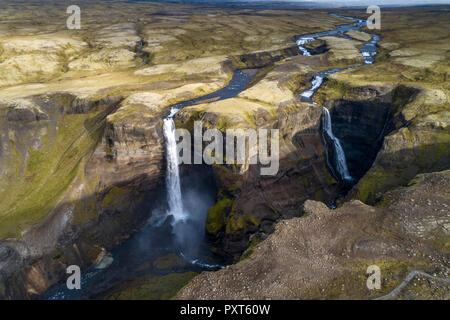 Haifoss cascata, Fossá í Þjórsárdal, con il fiume í Þjórsárdal, Hekla, Islanda Foto Stock