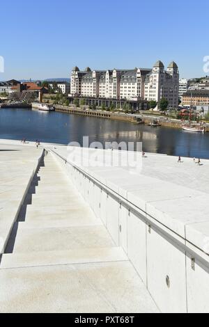 Il piazzale antistante e la scala del nuovo marmo bianco opera house, dietro la vecchia Speicherstadt con Harbour warehouse, Havnelageret, Oslo Foto Stock