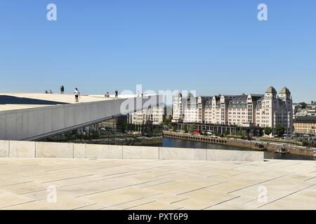 Il piazzale antistante e walk-in del tetto della nuova marmo bianco opera house nel retro vecchio distretto Warehouse con Harbour warehouse Foto Stock