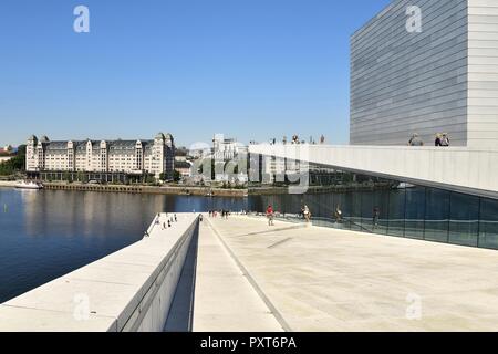 Il piazzale antistante e walk-in del tetto della nuova marmo bianco opera house nel retro vecchio distretto Warehouse con Harbour warehouse Foto Stock