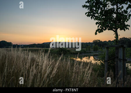 Sole di mattina su un canale e bellissimi colori tenui. Foto Stock