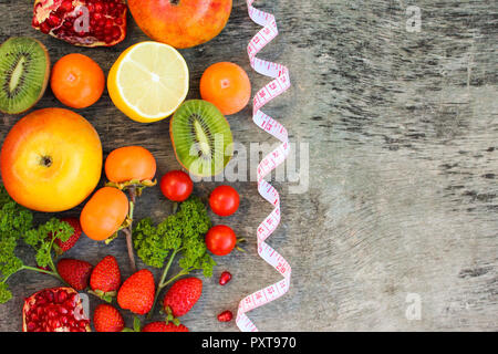 Frutta e verdura e nel misurare il nastro nella dieta Foto Stock