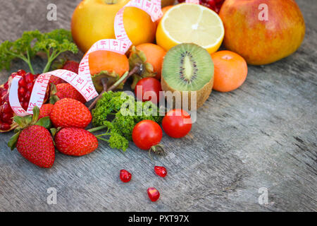 Frutta e verdura e nel misurare il nastro nella dieta Foto Stock