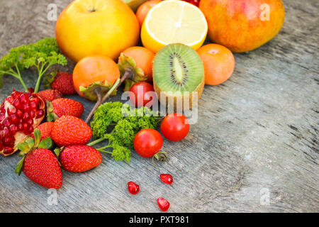 Frutta e verdura su sfondo di legno Foto Stock