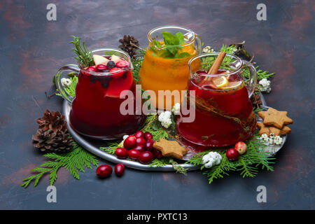 Vacanze di Natale bevande calde - Nozione di festosa menu da bar. Lampone, arancione e il tè di mirtillo palustre. Foto Stock