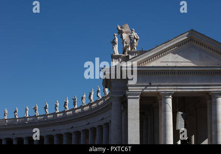 Il Colonnato di Piazza San Pietro nella Città del Vaticano, che mostra la curva della trabeazione con la fila di statue di santi contro un cielo blu Foto Stock