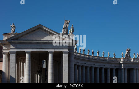 Il Colonnato di Piazza San Pietro nella Città del Vaticano, che mostra la curva della trabeazione con la fila di statue di santi contro un cielo blu Foto Stock