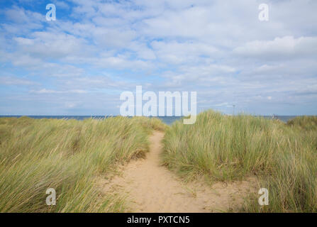 Passeggiando per le dune di sabbia a Thornham, Norfolk, Inghilterra Foto Stock