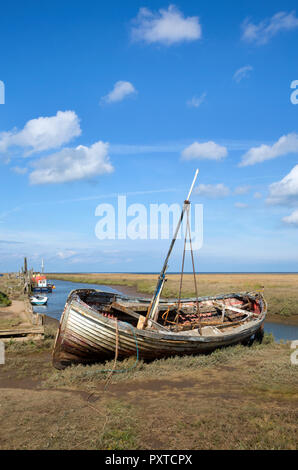 Barche sul Tagliamento a Thornham Porto Vecchio, Thornham, Norfolk, Inghilterra Foto Stock
