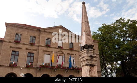 Hotel de Ville o municipio con obelisco e fontana (anteriore) a Thonon-les-Bains in Alta Savoia dipartimento di Francia sulle rive del Lago di Ginevra Foto Stock