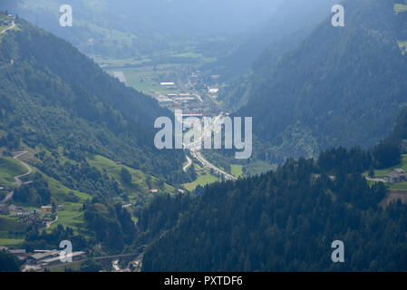 Airolo, Svizzera - 29 Luglio 2018: veicoli in attesa in linea per entrare in galleria del San Gottardo sulle alpi svizzere Foto Stock