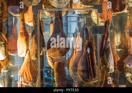 Vienna, Austria - Febbraio 5, 2017: Close-up del ristorante intimo visualizzazione delle sue carni certificate in un frigo in vetro Foto Stock