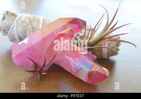 Splendido grappolo di quarzo rosa Aura, esemplare di cristallo curativo dai colori vivaci in luce naturale. Rainbow brillante gruppo di cristallo. Cristallo di guarigione rosa. Foto Stock