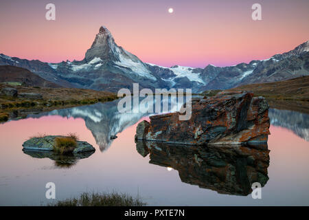 Il Cervino, Alpi Svizzere. Immagine di panorama delle Alpi svizzere con Stellisee e Cervino in background durante il sunrise. Foto Stock