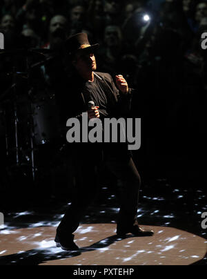 U2's Bono esegue sul palco della U2 eXPERIENCE + innocenza Tour. L'O2 Arena, Londra. Foto Stock