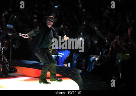 U2's Bono esegue sul palco della U2 eXPERIENCE + innocenza Tour. L'O2 Arena, Londra. Foto Stock