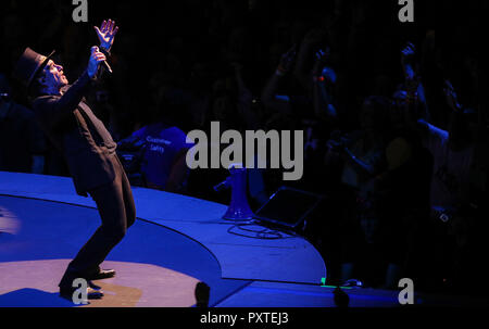 U2's Bono esegue sul palco della U2 eXPERIENCE + innocenza Tour. L'O2 Arena, Londra. Foto Stock