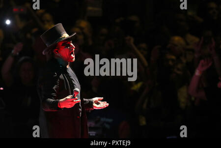 U2's Bono esegue sul palco della U2 eXPERIENCE + innocenza Tour. L'O2 Arena, Londra. Foto Stock