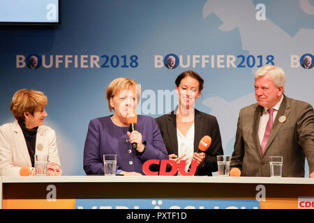 Dieburg, Germania. 23 Ott, 2018. Ursula Bouffier, Angela Merkel, il cancelliere della Germania, Caroline Bosbach e Volker Bouffier, il Ministro Presidente dello Stato tedesco di Hesse, sono raffigurati al comizio elettorale da sinistra a destra. Il cancelliere tedesco Angela Merkel ha partecipato a una manifestazione politica del suo partito CDU in Dieburg in vista delle prossime elezioni statali dello stato tedesco di Hesse. Con meno di una settimana per andare alle elezioni, il CDU è ancora leader i sondaggi, ma il gas ha perso più del 10% rispetto alle ultime elezioni. Credito: Michael Debets/Pacific Press/Alamy Live News Foto Stock