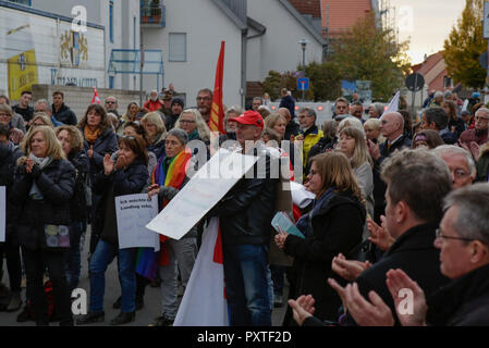 Dieburg, Germania. 23 Ott, 2018. Alcuni counter protester stand al di fuori sede. Il cancelliere tedesco Angela Merkel ha partecipato a una manifestazione politica del suo partito CDU in Dieburg in vista delle prossime elezioni statali dello stato tedesco di Hesse. Con meno di una settimana per andare alle elezioni, il CDU è ancora leader i sondaggi, ma il gas ha perso più del 10% rispetto alle ultime elezioni. Credito: Michael Debets/Pacific Press/Alamy Live News Foto Stock