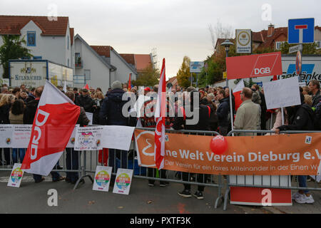 Dieburg, Germania. 23 Ott, 2018. Alcuni counter protester stand al di fuori sede. Il cancelliere tedesco Angela Merkel ha partecipato a una manifestazione politica del suo partito CDU in Dieburg in vista delle prossime elezioni statali dello stato tedesco di Hesse. Con meno di una settimana per andare alle elezioni, il CDU è ancora leader i sondaggi, ma il gas ha perso più del 10% rispetto alle ultime elezioni. Credito: Michael Debets/Pacific Press/Alamy Live News Foto Stock