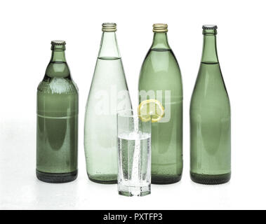 Verschiedene Sorten Mineralwasser in Flaschen, diverse varietà di acqua in bottiglia, acqua, acqua minerale e bibite analcoliche, bottiglie di acqua, bere drink Foto Stock