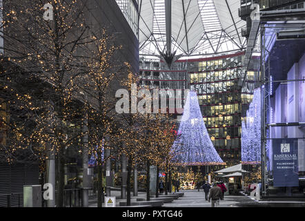 Weihnachten im il Sony Center am Potsdamer Platz di Berlino, Deutschland , Natale al Sony Center di Potsdamer Platz, Germania, Sony Center di Potsdamer, Foto Stock