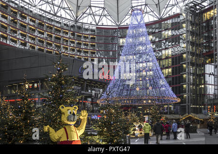 Weihnachten im il Sony Center am Potsdamer Platz di Berlino, Deutschland , Natale al Sony Center di Potsdamer Platz, Germania, Sony Center di Potsdamer, Foto Stock