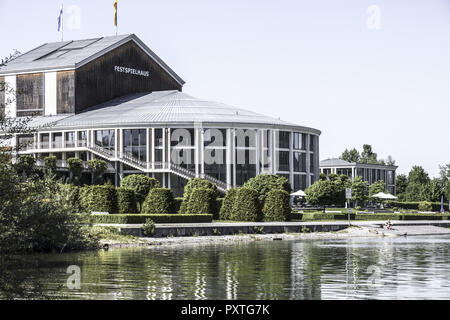 Il Festspielhaus a Füssen am Forggensee, Ostallgäu, Bayern, Deutschland, Festival Hall di Füssen al Lago Forggen, Ostallgaeu, Baviera, Germania, Fuessen, f Foto Stock