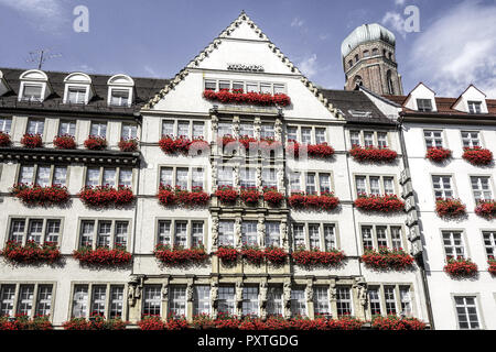 München, das Kaufhaus Hirmer in der Neuhauserstrasse, mit Frauenkirche, Bayern, Deutschland Foto Stock