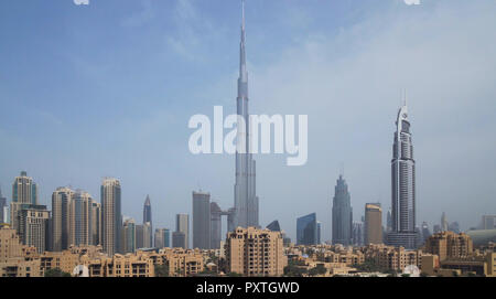 Il Burj Khalifa e il centro cittadino di Dubai all'alba Foto Stock