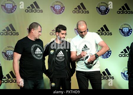 New Delhi, India. 22 ottobre, 2018. Dave Thomas (Amministratore Delegato del gruppo adidas, India), Farooq danese (centrocampista del Kashmir Real Football Club) & Sean Van Wyk (Senior Marketing Director di adidas India) presso la stampa ufficiale annuncio di adidas India di partnership reale con il Kashmir Football Club (RKFC) Credito: Jyoti Kapoor/Pacific Press/Alamy Live News Foto Stock