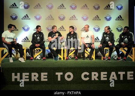 New Delhi, India. 22 ottobre, 2018. Shahnawaz Bashir, Dave Thomas (Amministratore Delegato del gruppo adidas, India), Danese Farooq, Sean Van Wyk (Senior Marketing Director di adidas India), Dave Robertson (manager), & Loveday Enyinnaya (Capitano) presso la stampa ufficiale annuncio di adidas India di partnership reale con il Kashmir Football Club (RKFC Credito: Jyoti Kapoor/Pacific Press/Alamy Live News Foto Stock