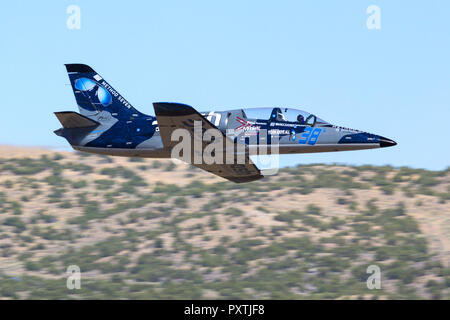 Scott Farnsworth piloti 'Dash vigore un', un Aero Vodochody L-39 Albatross giù per la valle di velocità durante un getto di classe gara di calore come parte del 2018 R Foto Stock