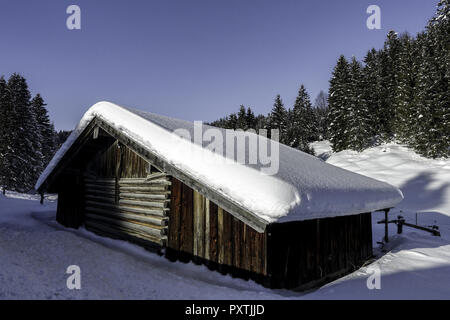 Hütte in einer Schneelandschaft bei Elmau, Oberbayern, Bayern, Deutschland, Europa. Foto Stock