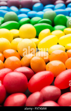 Arcobaleno colorato di caramelle con il fuoco selettivo; prospettiva Foto Stock