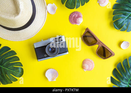 Accessori da viaggio su sfondo giallo minimo concetto creativo. Foto Stock