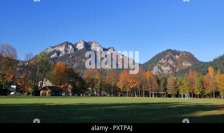 Vista panoramica a tre corone massiccio in Pieniny Mountains, Polonia, dalla valle, piccolo villaggio, gli alberi in autunno autunno (colori). Foto Stock