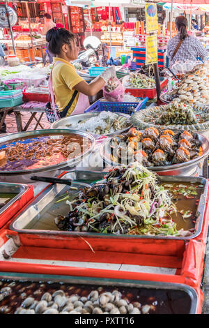 Bangkok, Tailandia - 25 Settembre 2018: una donna serve un cliente in un pesce di stallo Street, Chinatown ha molti venditori ambulanti. Foto Stock