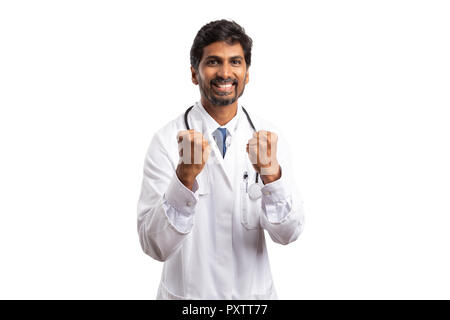 Successo maschio indiano medic con si prega di espressione tenendo le mani in pugni come celebrazione gesto isolato su bianco di sfondo per studio Foto Stock