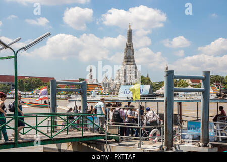 Bangkok, Tailandia - 26 Settembre 2018: i turisti a bordo del traghetto per attraversare a Wat Arun. Il tempio è una popolare attrazione turistica. Foto Stock