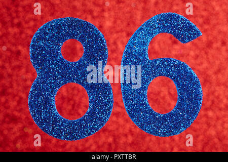 Numero ottantasei colore blu su uno sfondo rosso. Anniversario. Posizione orizzontale Foto Stock