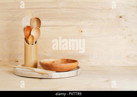Home Decor Cucina: vintage posate in un contenitore di bambù su una tavola di legno dello sfondo. Sistemazione accogliente. Stile rustico. Foto Stock