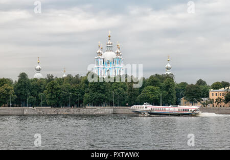 SAINT-Petersburg, Russia - 25 agosto 2018: aliscafo corre sul fiume Neva accanto alla cattedrale Smolny (ex convento Smolny della risurrezione) Foto Stock